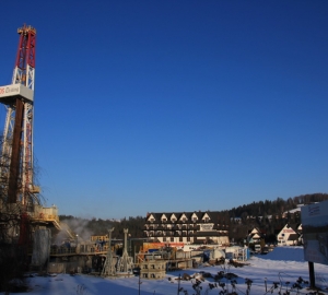 Wiertnia przy wykonywaniu otworu geotermalnego Bańska PGP-7